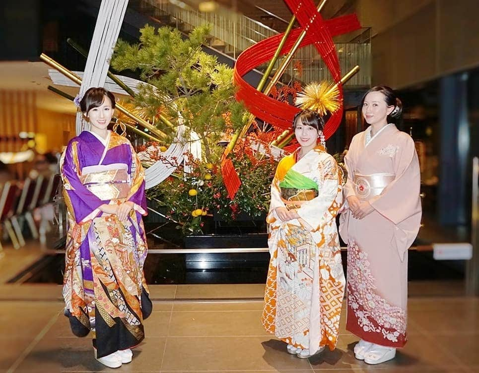 谷中麻里衣さんのインスタグラム写真 - (谷中麻里衣Instagram)「New Year's visit to a Shrine ✨ . 新年最初の着物会🎍 ちょうど3年前にぐちゃぐちゃな着付けで結成されました☺️笑 . #着物 #振袖 #初詣 #神社 #赤坂 #日枝神社 #キャピトル東急 #華道 #草月流  #いけばな #門松 #かどまつ #麻里衣きもの」1月3日 16時50分 - marieyanaka