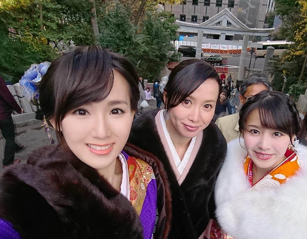 谷中麻里衣さんのインスタグラム写真 - (谷中麻里衣Instagram)「New Year's visit to a Shrine ✨ . 新年最初の着物会🎍 ちょうど3年前にぐちゃぐちゃな着付けで結成されました☺️笑 . #着物 #振袖 #初詣 #神社 #赤坂 #日枝神社 #キャピトル東急 #華道 #草月流  #いけばな #門松 #かどまつ #麻里衣きもの」1月3日 16時50分 - marieyanaka