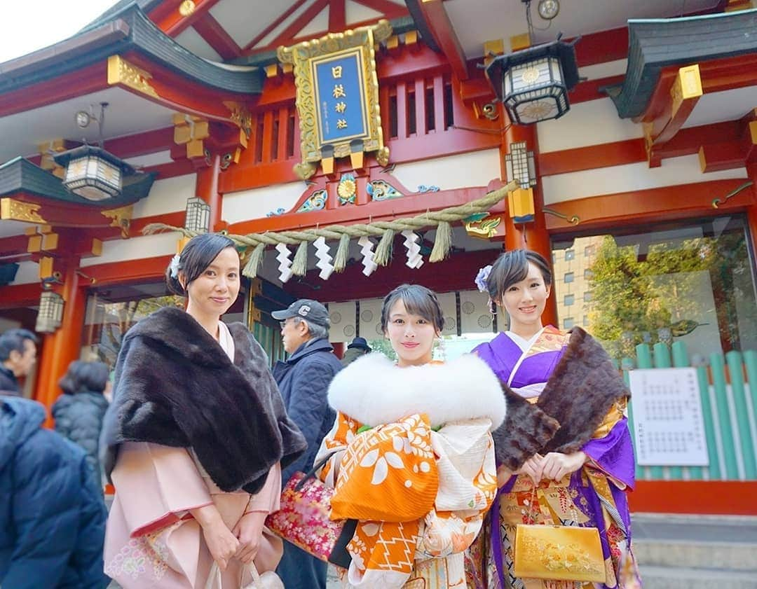 谷中麻里衣さんのインスタグラム写真 - (谷中麻里衣Instagram)「New Year's visit to a Shrine ✨ . 新年最初の着物会🎍 ちょうど3年前にぐちゃぐちゃな着付けで結成されました☺️笑 . #着物 #振袖 #初詣 #神社 #赤坂 #日枝神社 #キャピトル東急 #華道 #草月流  #いけばな #門松 #かどまつ #麻里衣きもの」1月3日 16時50分 - marieyanaka