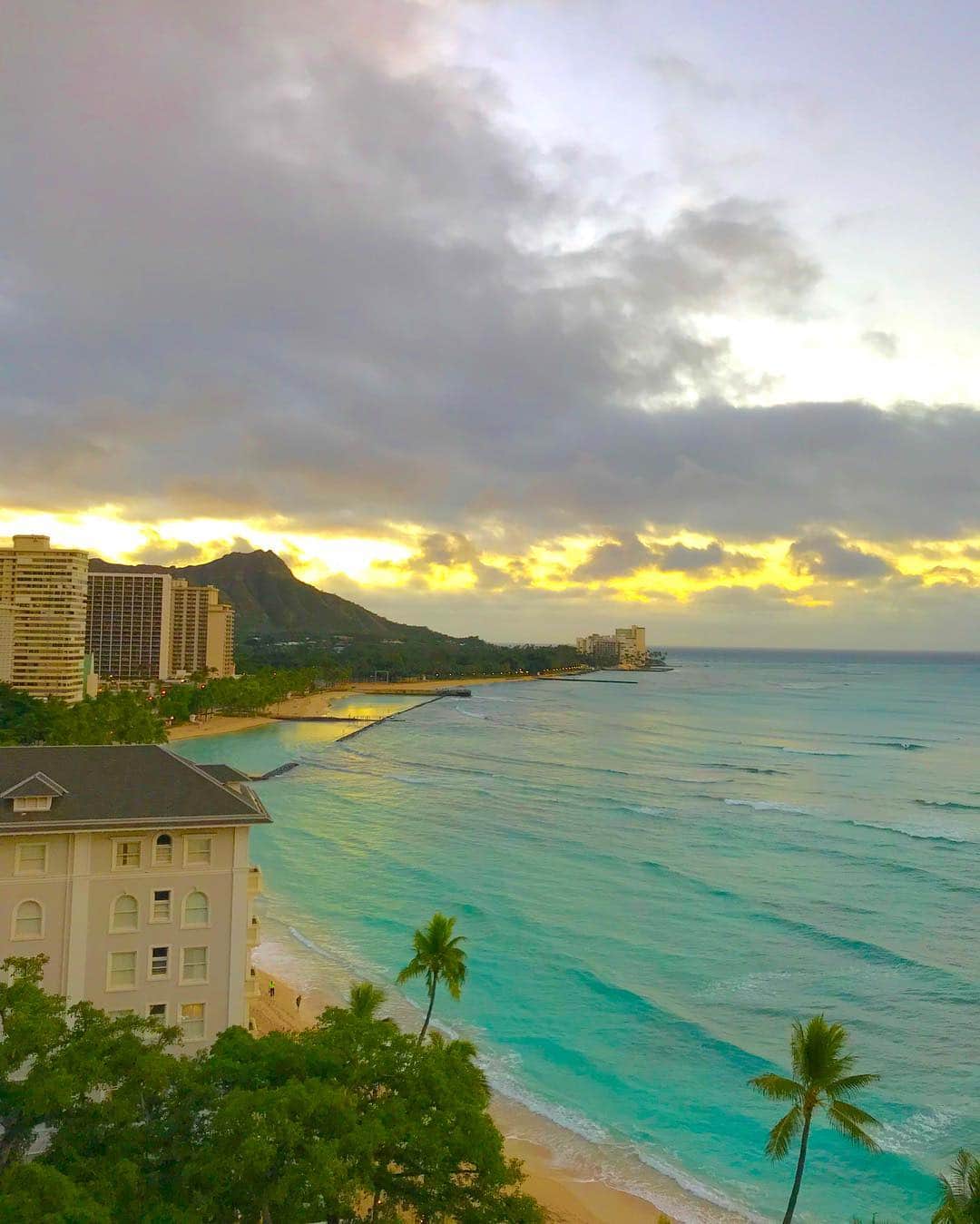 大寺かおりさんのインスタグラム写真 - (大寺かおりInstagram)「ハワイから帰国しました✈️🏝☀️ 太陽のパワーをたくさん感じて たくさん癒されてきました😊 . 美しい景色や美味しいもの、 ハワイでたくさん写真を撮ったので またちょこちょこ載せていこうと思います📷🏝🥞💕 . #ただいま #hawaii #waikikibeach #hawaiistagram #waikiki #hawaiitrip #moanasurfrider #happy #smile  #instagood #photography #beach #sunrise #ハワイ #海好き #写真好き #今年もよろしくお願いします #大寺かおり」1月3日 16時54分 - kaori_ootera