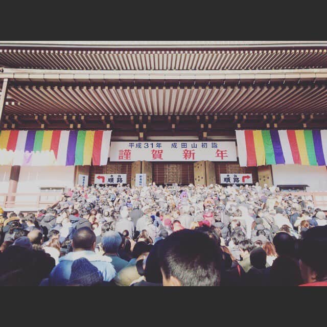 横浜流星さんのインスタグラム写真 - (横浜流星Instagram)「あけましておめでとうございます。 家族で成田山に初詣へ。昨年よりも素敵な年になる様に、1日1日大切に過ごしていきたいと思います。 今年もどうぞ宜しくお願いします。  #あけましておめでとう #キラに癒された #東京フレンドパーク #観てくださった方々ありがとう #このあと18時から #プレバト #お楽しみに #1月生まれの方 #誕生日おめでとう #素敵な年になりますように #今年もよろしくお願いします。」1月3日 16時58分 - ryuseiyokohama_official
