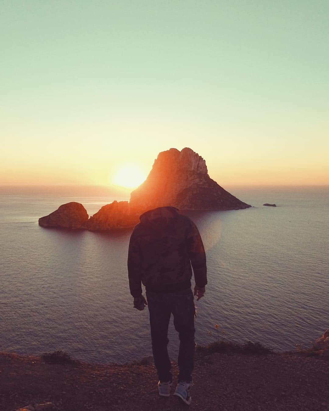 Giuseppe Pepeのインスタグラム：「#LoosingMyMind . IBIZA — MI ISLA BONITA 2/3 🏝 🌊 🐚 .  Come oramai la tradizione vuole ogni anno i primi giorni dell’anno ritorno in questo punto tanto emblematico, speciale e pieno d’atmosfera di quest’isola nello stesso luogo dove 5 anni fa mi feci una promessa e mi soffermo ad ammirare l’alba, il primo sole e il primo giorno che da vita ad un nuovo ciclo quindi ad una nuova e lunga stagione lavorativa e creativa. Non posso descrivere a parole l’energia viva che si respira quassù è come una carica che ti attraversa e si espande in tutto il corpo, il silenzio che c’è nell’aria e che rompe in due quella stess’aria tagliente ed umida, ti ipnotizza per certi versi, il sole si alza e inizia ad illuminarsi tutto intorno, i colori si fanno vivi ma tu sei lì fermo immobile come quasi pietrificato e suona strano ma intanto è così.... si sa questo luogo è abbastanza esoterico e magnetico pieno di leggende e forse anche per questo che mi piace tornarci, mi piace la sensazione che si prova ogni qualvolta e so che fa bene per ri-caricare le pile per un nuovo anno intenso che verrà. . 📸 scattata con il nuovo #galaxya9 di @samsungitalia . #DoWhatYouCant #SamsungItalia  #withGalaxyA9 ADV*」