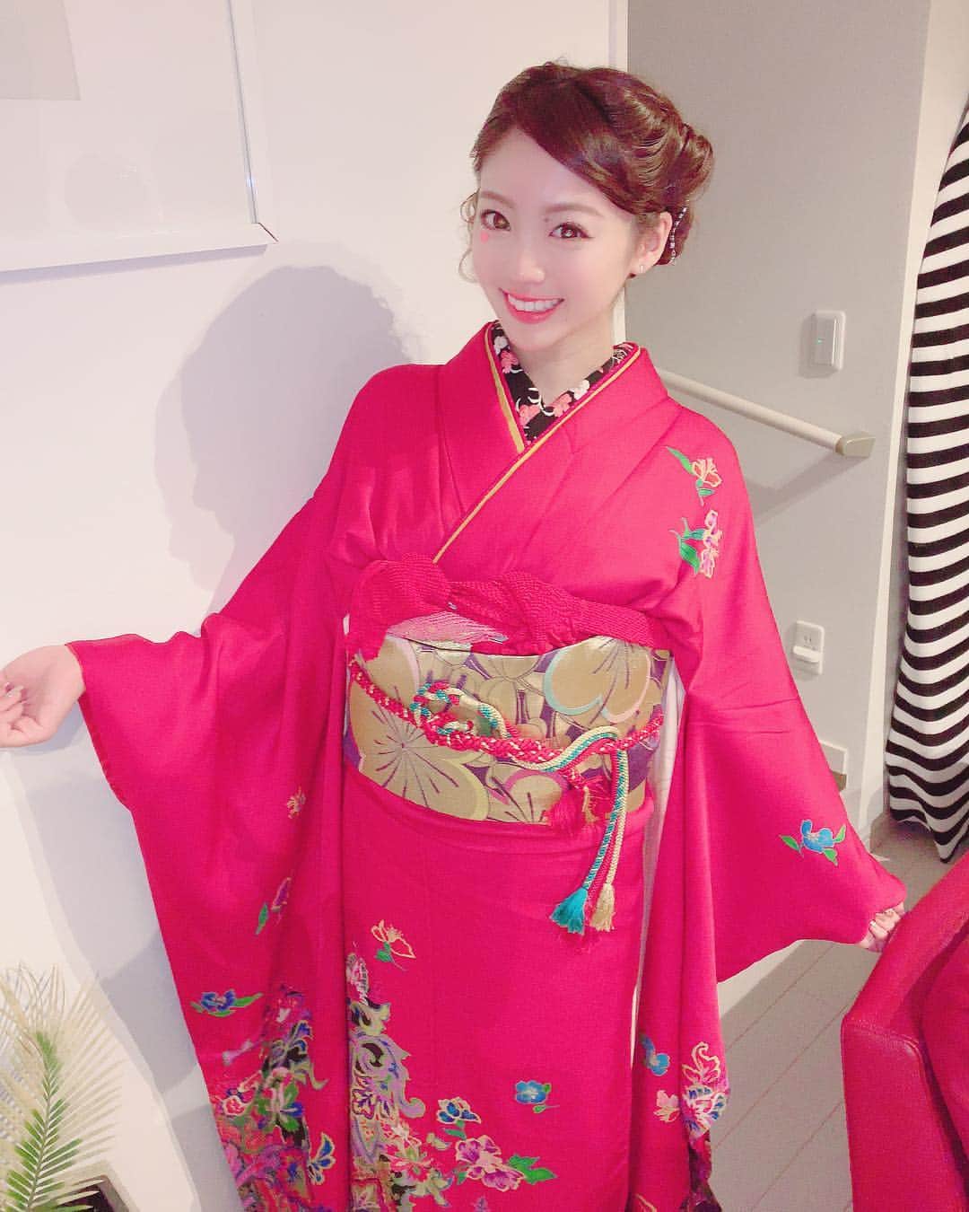 志田友美（ゆうみん）のインスタグラム：「2019 あけましておめでとうございます🎍 今年も応援よろしくお願いします❤️ 年始っぽく着物きてみた👘 お婆ちゃんの着物👵✨ 雪降ってたから外出て撮った🤣👍 ママとも撮ったよ🥰❤️いつまでも若く綺麗なママ☺️ 初詣も大吉引けて縁起が良い🔥 残りのお休み充実したいと思います♡ #happynewyear #2019 #kimono #hurisode」