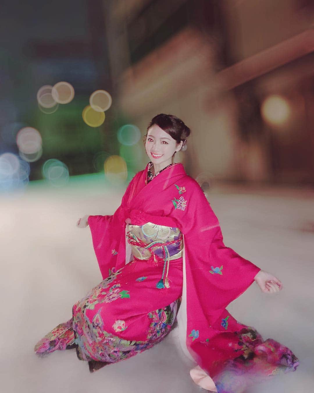 志田友美（ゆうみん）さんのインスタグラム写真 - (志田友美（ゆうみん）Instagram)「2019 あけましておめでとうございます🎍 今年も応援よろしくお願いします❤️ 年始っぽく着物きてみた👘 お婆ちゃんの着物👵✨ 雪降ってたから外出て撮った🤣👍 ママとも撮ったよ🥰❤️いつまでも若く綺麗なママ☺️ 初詣も大吉引けて縁起が良い🔥 残りのお休み充実したいと思います♡ #happynewyear #2019 #kimono #hurisode」1月3日 17時12分 - yuumi_shida