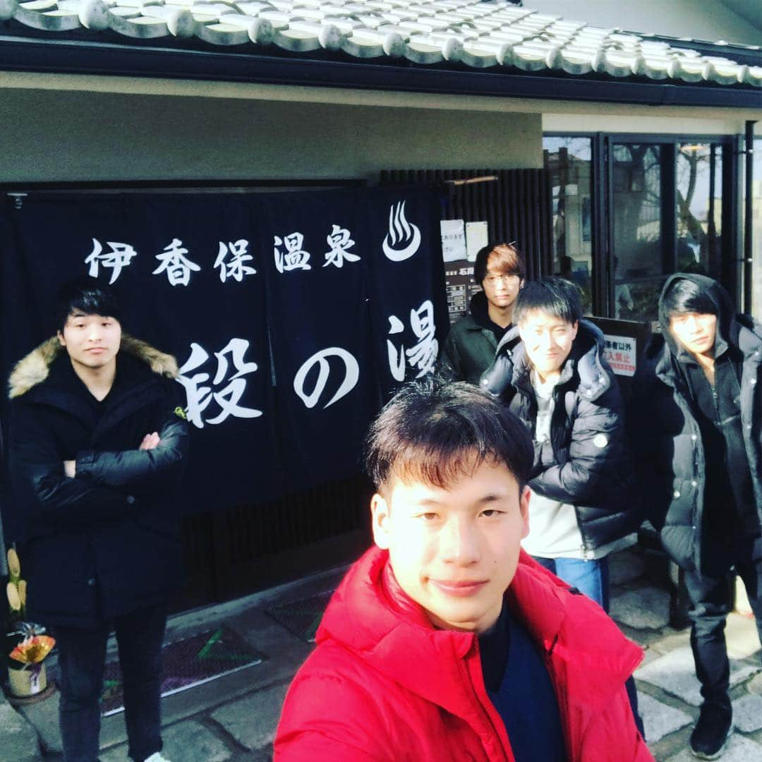 谷川航さんのインスタグラム写真 - (谷川航Instagram)「あけましておめでとうございます🎍 今年も頑張りたいと思います😎 伊香保温泉行ってきました👍🏼 #あけおめ #伊香保温泉 #雪 #寒い #クセがすごい」1月3日 17時32分 - watarugymnast