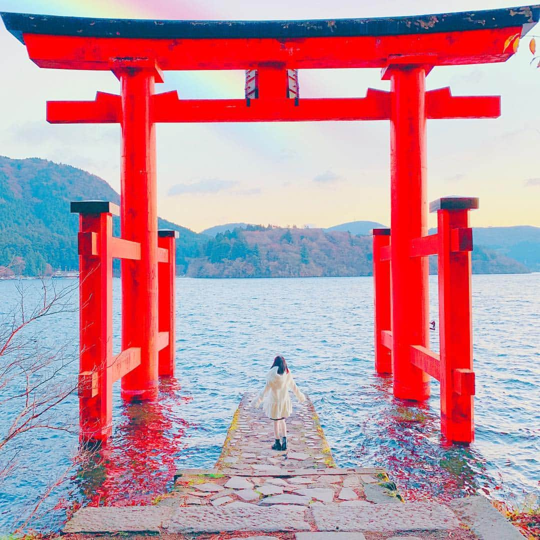 西園寺未彩さんのインスタグラム写真 - (西園寺未彩Instagram)「. . . にこにこ みつけて ふくが ふわっと こころが ほわっと まいにちはなまる🌈 . .  #箱根神社⛩ #箱根神社 #箱根 #箱根旅行 #鳥居 #⛩ #夕焼け #hakone #hakoneshrine」1月3日 19時05分 - everyday_hanamaru