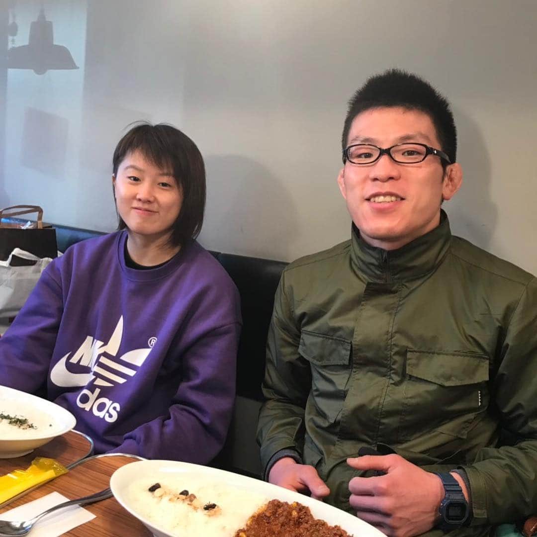 青木真也のインスタグラム：「格闘代理戦争。頑張ってくれたので、シューズをプレゼント。#格闘代理戦争 #古瀬美月 #onechampionship」