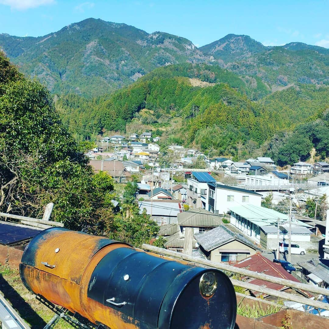 高見こころさんのインスタグラム写真 - (高見こころInstagram)「家族で上勝町へドライブランチ！！ 徳島市内からは車で45分ほどの場所にあります。 絶好のロケーションとビールは最高ですね💓  #キャンピングカー で宿泊も出来るようになるそうです✨ また夏から秋にかけて宿泊&BBQしに来たいです🍺  可愛い看板山羊のヤギヨシくんも出迎えてくれます(*^^*) 久しぶりの#kamikatzbeer #morningsummer #myrecommend #キャンピングカーの旅 #夢リスト #徳島県#上勝町#ゼロウェスト #eco」1月3日 18時01分 - cocoro_takami