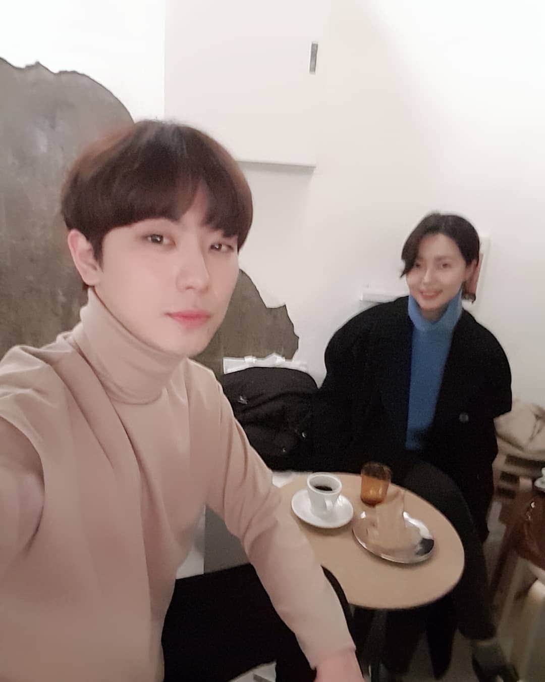 アン・ウヨンのインスタグラム：「#누나랑 카페  새해 복 많이 받으세요~」