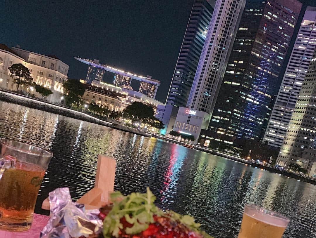 葉加瀬マイさんのインスタグラム写真 - (葉加瀬マイInstagram)「River side 🍻🦀❤️ とっても素敵な場所見つけたー😘💕 チリクラブとブラックペッパークラブどちらも選べない🤗  #clarkequay #singapore #年越し旅行 #happynewyear #シンガポール #チリクラブ」1月3日 18時41分 - m.hakase