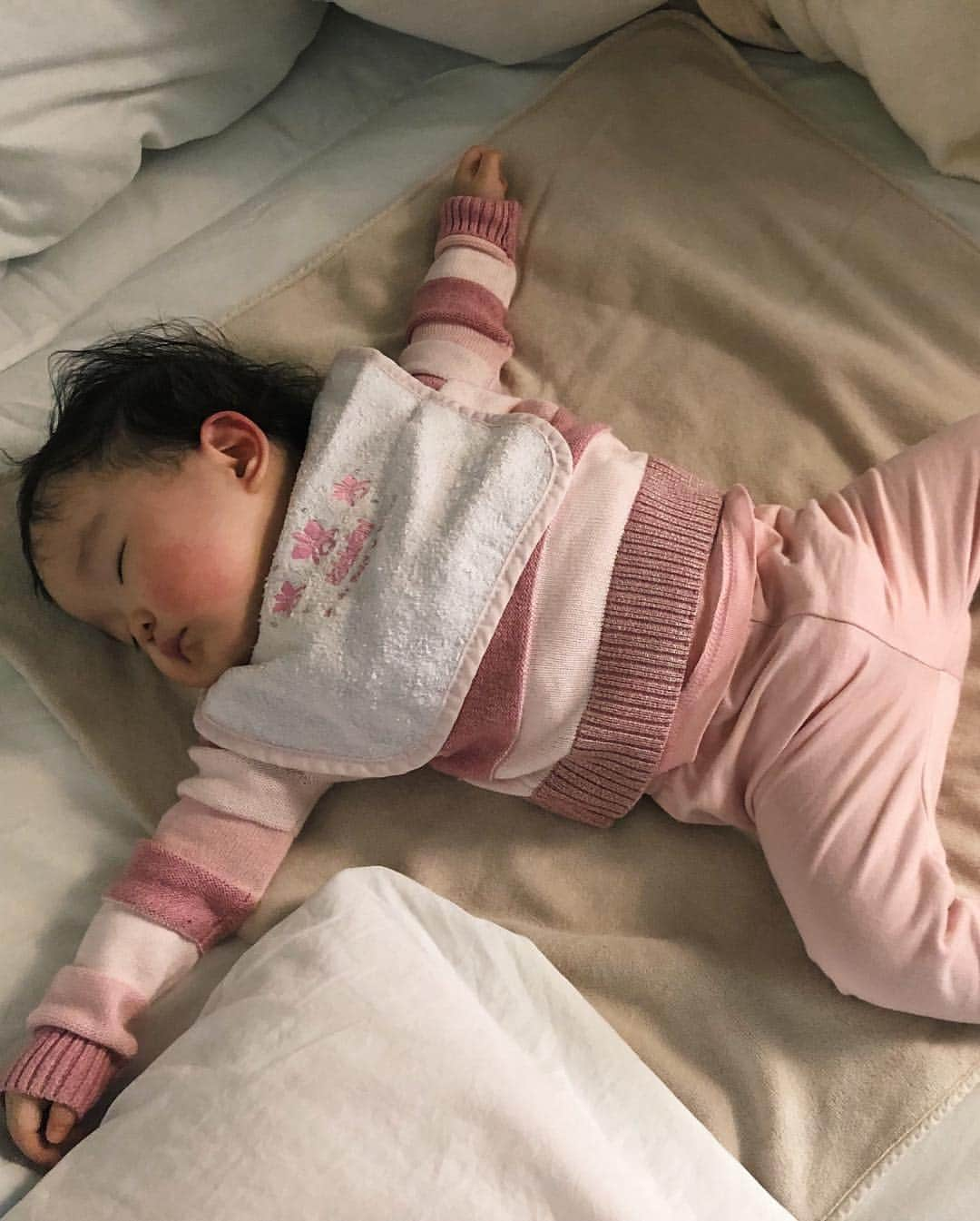 ステファニーさんのインスタグラム写真 - (ステファニーInstagram)「👼💞💤 天使とはこういうことだ。 お母さん以外の元で初めて寝たなんて言われたら もう自慢したくてたまらない…♡ 従姉妹のベビ、可愛すぎる。 #love #baby #angel #girl #赤ちゃん」1月3日 18時38分 - steph_0928_