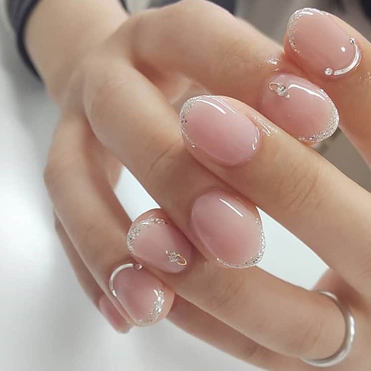 Locariのインスタグラム：「【シンプルなネイルは指先を美しく魅せてくれる♡ぜひ次回のネイルデザインの参考にしてみてください。】 photo by @satoco_co.ash さん . . #ネイル #ネイルデザイン #ネイルサロン #シンプルネイル #ネイルポリッシュ #ネイルアート #セルフネイル #マニキュア #ポリッシュ #ネイルポリッシュ #ネイルカラー #マニキュア #プチプラネイル #大人ネイル #オフィスネイル #簡単ネイル #上品ネイル #クリスマスネイル #冬ネイル #秋冬ネイル #ネイル好き #ネイルブック #ネイルチップ #セルフネイル部 #おしゃれ #ファッション  #クリアネイル」