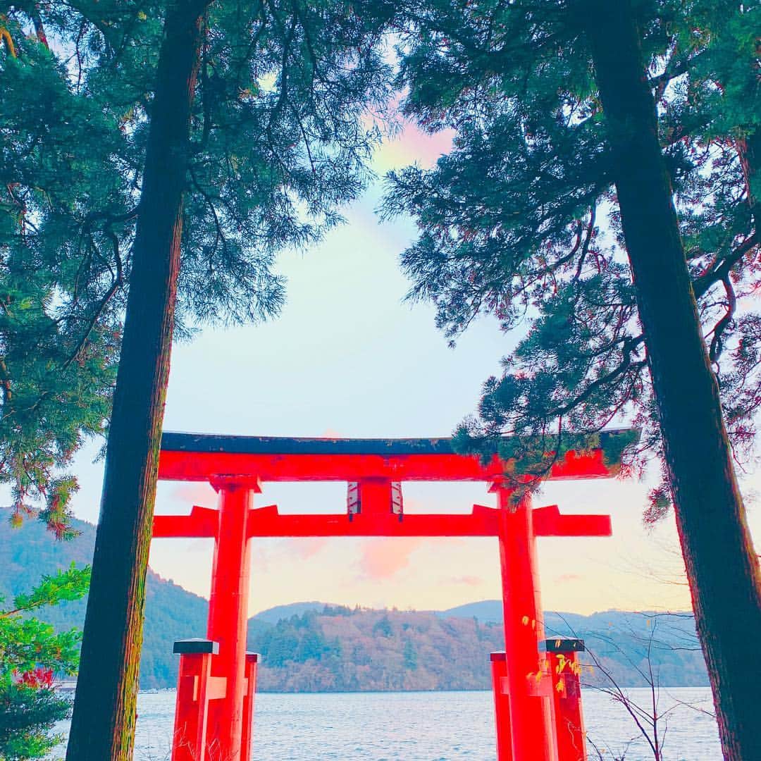 のインスタグラム：「. . . にこにこ みつけて ふくが ふわっと こころが ほわっと まいにちはなまる🌈 . .  #箱根神社⛩ #箱根神社 #箱根 #箱根旅行 #鳥居 #⛩ #夕焼け #hakone #hakoneshrine」