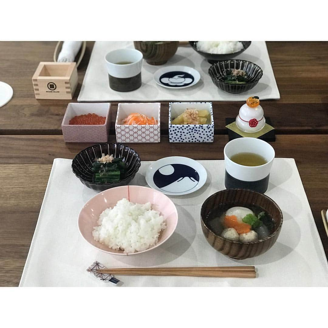 yuki さんのインスタグラム写真 - (yuki Instagram)「. . こんばんは☺️✨ . . この二日食べすぎたので お雑煮とちょこっとおせちで 少し控えめな晩ごはん。 . …のつもりがお餅がすすんで😂💕 何回も追加で焼きました♡ . お気に入りの小さな重箱にいれた、いくら、数の子、紅白なますと一緒にパクパク食べました。 . . みなさんの美味しそうな豪華なおせちも たくさん見て楽しんでいますー！ . . みなさま2019年もどうぞよろしくお願いします✨ . . #マイホーム #インテリア #お雑煮 #ダイニング #ダイニングテーブル #おうちごはん #晩ごはん #白山陶器 #ランチョンマットfit #無印良品 #myhome #interior #diningroom #roomインスタグラマー」1月3日 19時14分 - yuki_00ns