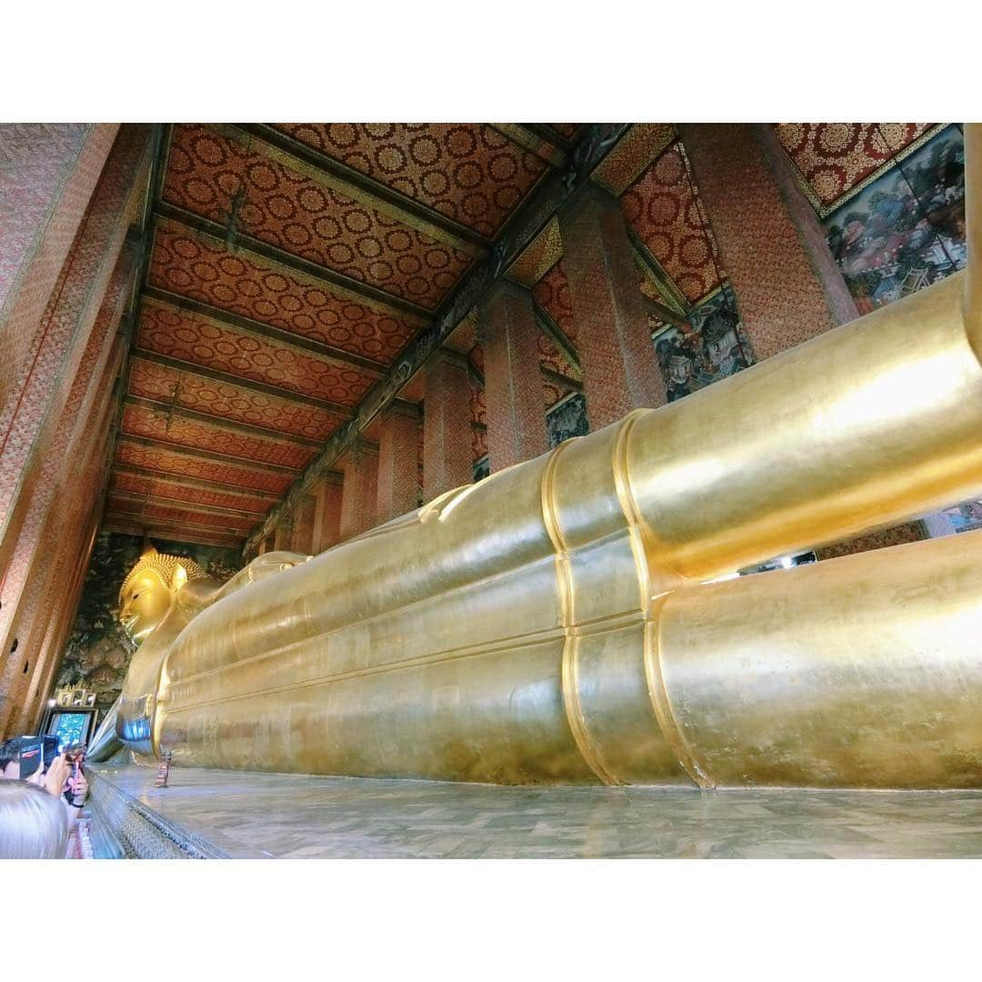 的場絢香さんのインスタグラム写真 - (的場絢香Instagram)「#20190101﻿ ﻿ Wat Pho.﻿ ﻿ 元日は寝釈迦仏に会いに行って、﻿ Holy waterで清めてもらいました。﻿ ﻿ *﻿ ﻿ 韓国のハットに、ByronBayで買ったワンピース、 Bangkokで買った400円くらいのサンダル、﻿ @unitedarrows_official のカゴバック。﻿ 🇦🇺×🇰🇷×🇹🇭×🇯🇵 = #マトバ服 。﻿ ﻿ ________________________________ #マトバの海外旅行記 #🇹🇭 #タイ #バンコク #ワットポー #thailand #bangkok #watpho」1月3日 19時10分 - ayaka_matoba