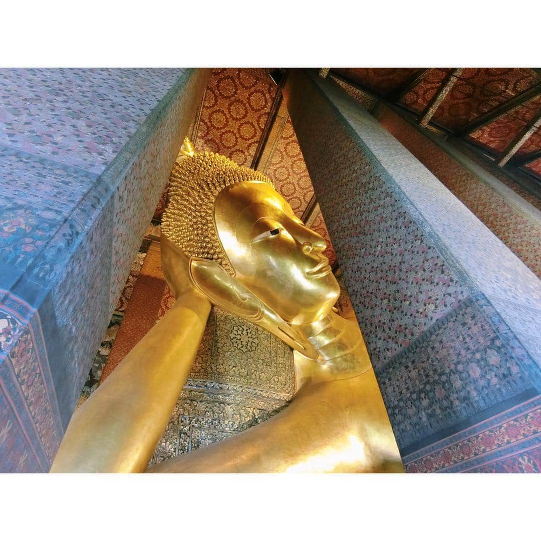 的場絢香さんのインスタグラム写真 - (的場絢香Instagram)「#20190101﻿ ﻿ Wat Pho.﻿ ﻿ 元日は寝釈迦仏に会いに行って、﻿ Holy waterで清めてもらいました。﻿ ﻿ *﻿ ﻿ 韓国のハットに、ByronBayで買ったワンピース、 Bangkokで買った400円くらいのサンダル、﻿ @unitedarrows_official のカゴバック。﻿ 🇦🇺×🇰🇷×🇹🇭×🇯🇵 = #マトバ服 。﻿ ﻿ ________________________________ #マトバの海外旅行記 #🇹🇭 #タイ #バンコク #ワットポー #thailand #bangkok #watpho」1月3日 19時10分 - ayaka_matoba