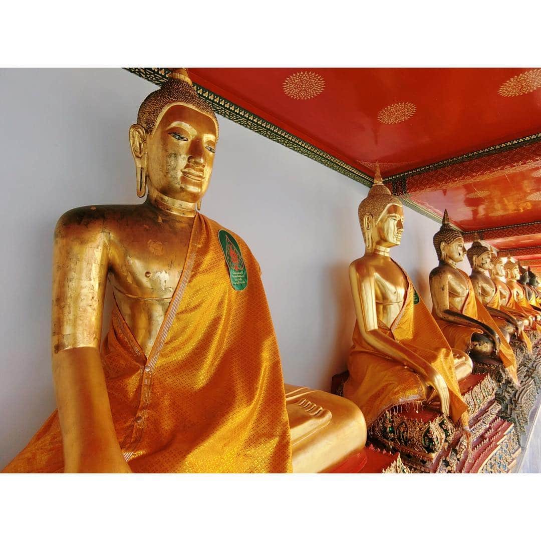 的場絢香さんのインスタグラム写真 - (的場絢香Instagram)「#20190101﻿ ﻿ Wat Pho.﻿ ﻿ 元日は寝釈迦仏に会いに行って、﻿ Holy waterで清めてもらいました。﻿ ﻿ *﻿ ﻿ 韓国のハットに、ByronBayで買ったワンピース、 Bangkokで買った400円くらいのサンダル、﻿ @unitedarrows_official のカゴバック。﻿ 🇦🇺×🇰🇷×🇹🇭×🇯🇵 = #マトバ服 。﻿ ﻿ ________________________________ #マトバの海外旅行記 #🇹🇭 #タイ #バンコク #ワットポー #thailand #bangkok #watpho」1月3日 19時10分 - ayaka_matoba