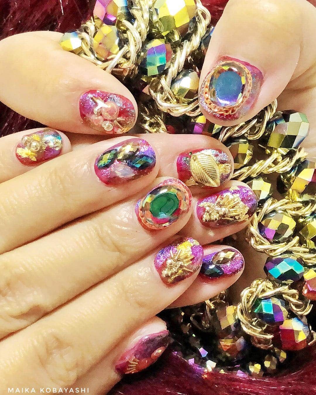 のインスタグラム：「Amazing nails!! ✨✨This is the first nail art in 2019☺️by 💅@yukamizz . I got my nails done by @yukamizz 💅🌙👑🦋 .  #fashion #gelnails #baccarat #blue #green  #pendant #hand #gem #nailstagram #photooftheday #art #illustration #drawing #draw #glasses #instadaily #glass #ネイルアート #arte #instacool #nails #ネイル #artist #nailart #nail」