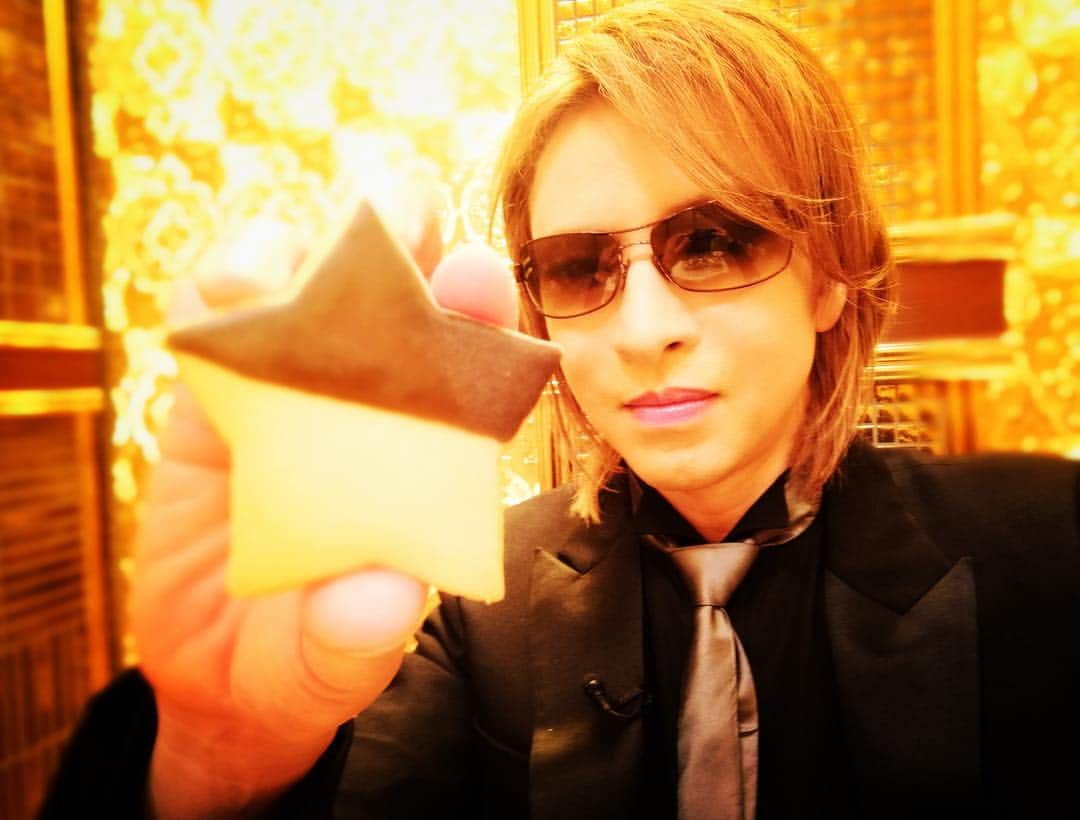 YOSHIKIさんのインスタグラム写真 - (YOSHIKIInstagram)「美味しかった。。 #ヒトデ系 #StarFish  #芸能人格付けチェック #selfie  Entertainer rating check TV. #yoshiki #gackt #格付け」1月3日 19時22分 - yoshikiofficial