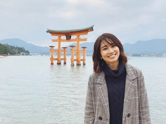 龍野伶奈のインスタグラム：「今年の年末年始は広島で過ごしました⛩ ずっと行きたかった厳島神社で 元旦に初詣ができて嬉しかった💓 初日の出も人生で一番綺麗に見えて 幸先良さそうで楽しみ😁 写真はまた、そのうち @tatsurenacamera に 載せるつもりですがいつになるかわかりません🤦🏻‍♀️ . #厳島神社 #おみくじ は#吉凶未分 #きっとそれぐらいが丁度いい #広島 #宮島」