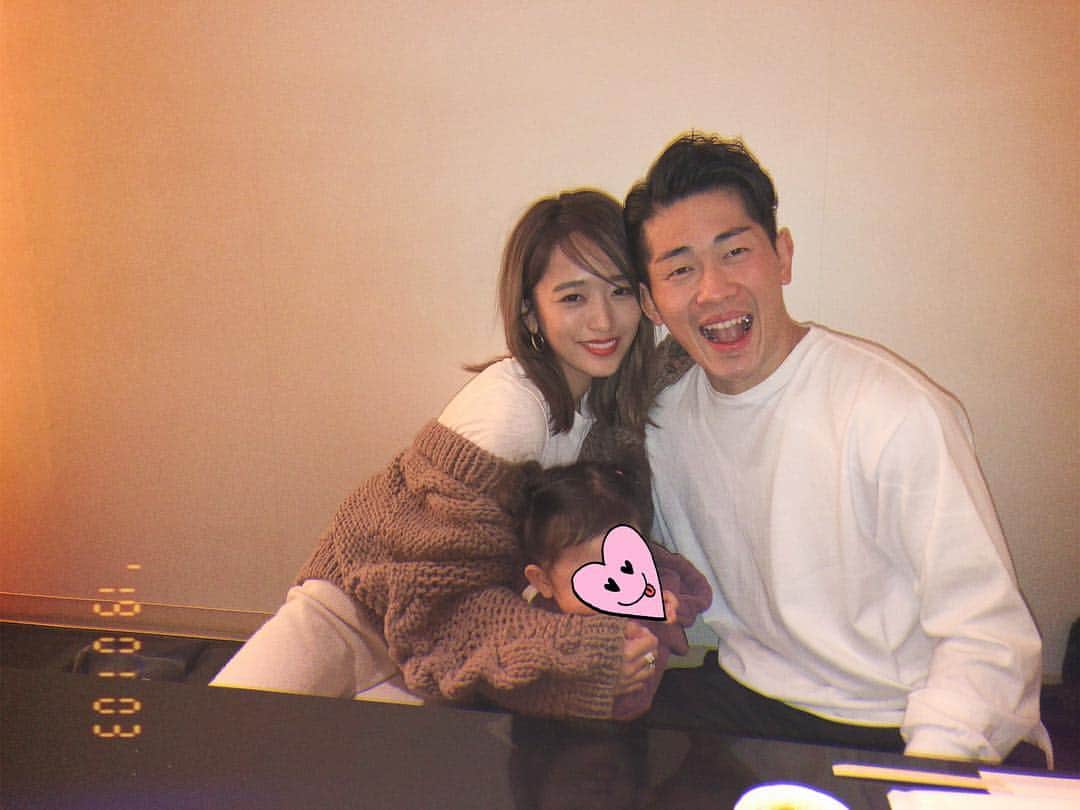 近藤千尋のインスタグラム：「2019年も太田家を 宜しくお願い致します🙇‍♀️🙇‍♂️ 1週間ぶりに会えて嬉しいね🥰 岡山でいつも行く焼肉屋さん🍽 今回は長い間帰省できて かなりリフレッシュ出来ました🙇‍♀️ 次帰ってくるのは、2/3最上稲荷さんで  豆まきのイベントです❤️ 是非遊びに来てください✨🤗 #じぃじカメラ #土曜は体育会tvみてください ♡」