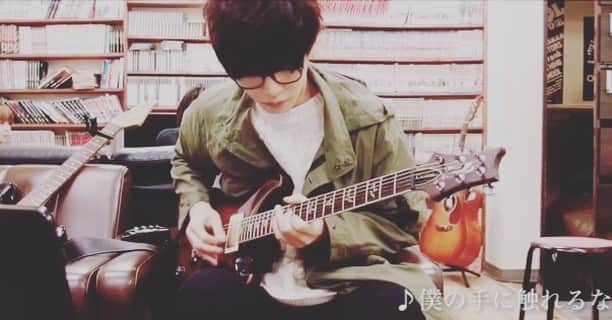 哲視のインスタグラム：「神様、僕は気づいてしまった弾いてみた2🎸  #神様僕は気づいてしまった #神僕 #料理 #cooking#ギター #guitar # ギタリスト #音楽 #music #バンド #band #弾いてみた」