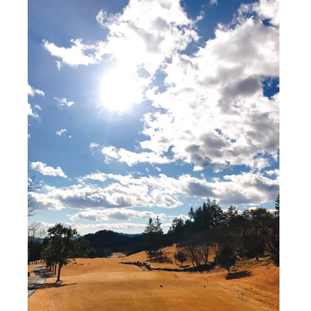 森木美和さんのインスタグラム写真 - (森木美和Instagram)「2019年初打ち🏌️‍♀️行ってきました😆⛳️✨ 相変わらずショットが安定せず😅 今回も100切りならず、、、低迷中😭😭 でも新年初のバーディーget❤️❤️何事も焦らず地道に頑張ります☺️✨ #快晴#☀️#楽しい#ゴルフ#ゴルフ女子#golfgirl#ゴルフ好き#golf#love#enjoygolf#ゴルフウェア#filagolf #followme」1月3日 22時39分 - miwamoriki