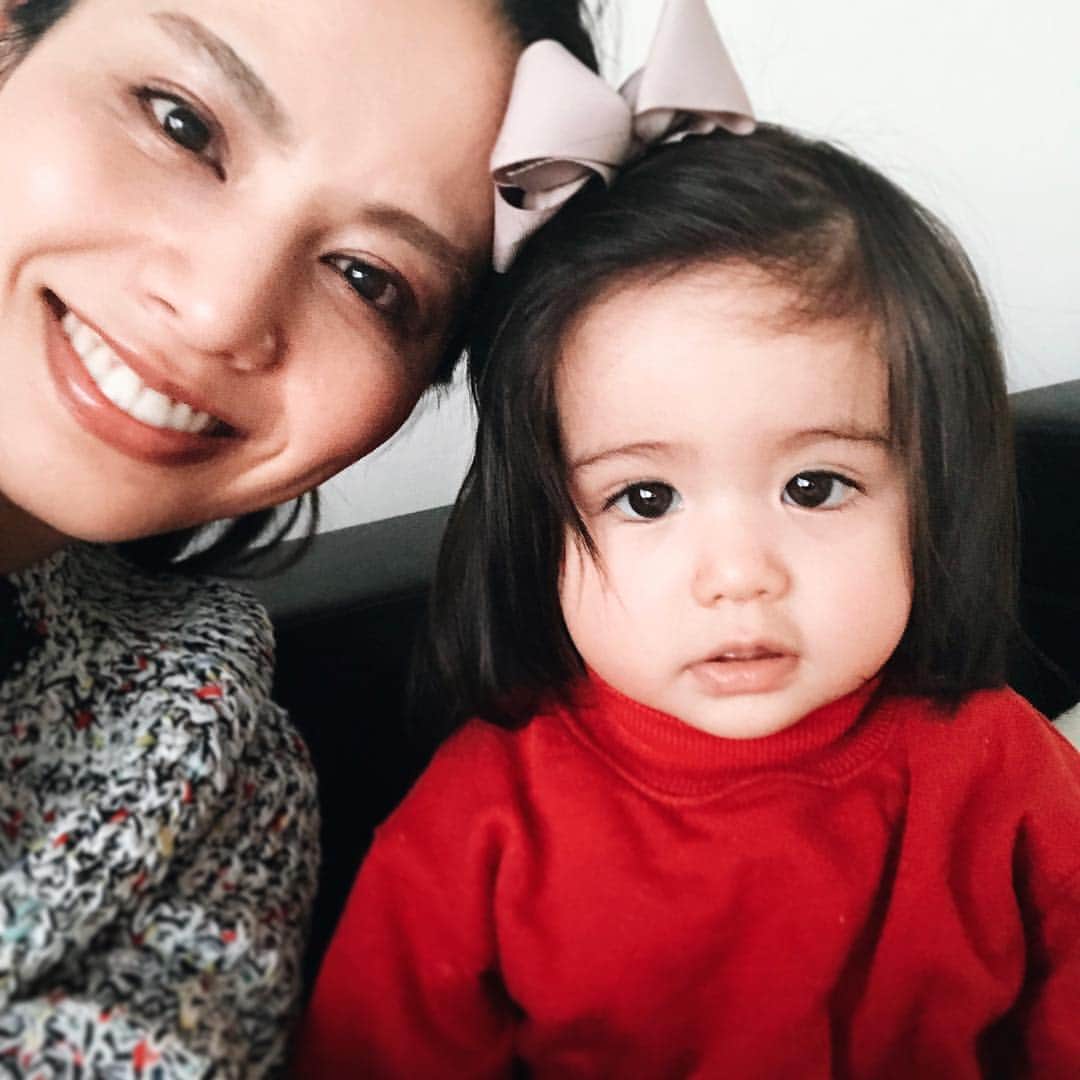 大橋菜央さんのインスタグラム写真 大橋菜央instagram Mama Daughter Shot After I Tied Her Hair Miaの髪を結んでいたら 金髪を1本発見 そういえば髪色がだんだん変化してるけど この後どうなっていくんだろ ますますたれ目 たれ眉 生後