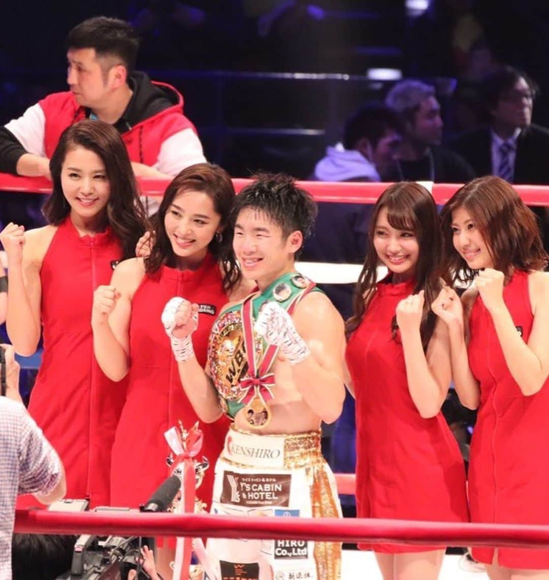 佐野真彩さんのインスタグラム写真 - (佐野真彩Instagram)「毎年年末は格闘技🥊 毎年どんどんハマっていってます。 試合を目の前で観ることが出来て幸せです。 フォロワーさんにも格闘技好きな方が多くなってきました。 生で観ると本当ハマりますよね😆 今年も色んな格闘技を観ていきたいです！ ・ 今年のお正月は充実してました🥰 みんなはどう過ごされましたか？ 今年も良い年になりますように✨ ・ #格闘技 #ラウンドガール #フジボクシングリングガール #boxing #お正月」1月3日 22時52分 - sano.maya