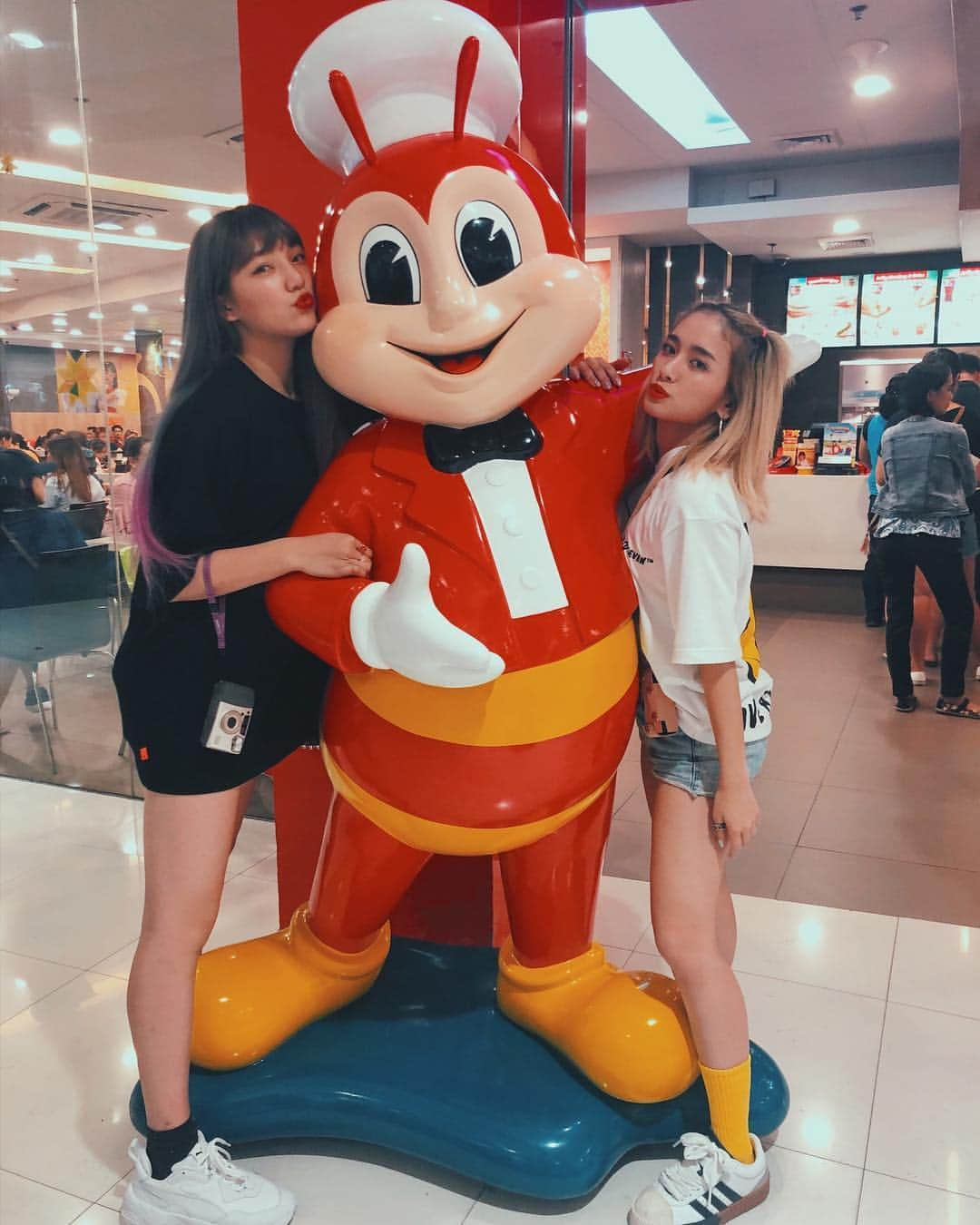 須田アンナさんのインスタグラム写真 - (須田アンナInstagram)「. #Jollibee #Philippine ただいまフィリピン!! Bumalik na ako~😛🇵🇭♡ #アンエンユリの冬休み」1月3日 23時13分 - annastagram.official