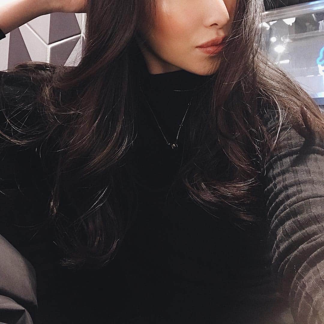 Marumiのインスタグラム：「. やっとヘアメンテナンスいけたぁ✌️ 時差すごいけど . トリートメントもしてもらって 髪の毛生き返った👼 . 私18歳からずっと ユージさんとこ行ってるんだ 長いなー😂 気づいたら私の周りみんなユージさんとこ行ってる👩‍👩‍👧‍👦 . しばらく来れなくなっちゃうやぁ😧 . #afloatworld #渋谷 #ヘアスタイル #ヘアカラー」