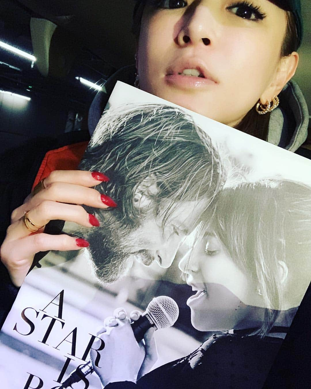 浜崎あゆみさんのインスタグラム写真 - (浜崎あゆみInstagram)「ずっと気になってたA star is bornを観にマネージャーと悪ガキと(←この3人しかヒマじゃなかった)映画館へ🎬 ・ ・ ・ エンタメ界のお話は良いんだか悪いんだか、手に取るように分かり過ぎて胸が痛かった。泣いた。今鼻詰まってます。」1月4日 0時49分 - a.you