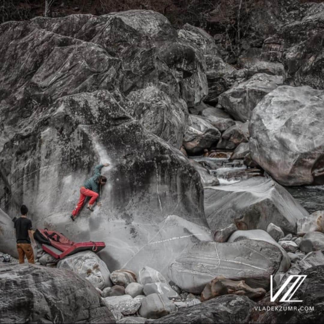 レベッカ・ストッツさんのインスタグラム写真 - (レベッカ・ストッツInstagram)「Beautiful switzerland 🇨🇭💕 📸 @vladek_zumr  @baechlibergsport @scarpana @blackdiamond  #climbing #climbing_lovers #bouldering_pictures_of_instagram #bouldering #girlswhoclimbrocks #switzerland #brione #chironico #liveclimbrepeat #climbingmountains #climber」1月4日 1時01分 - rebekka_stotz