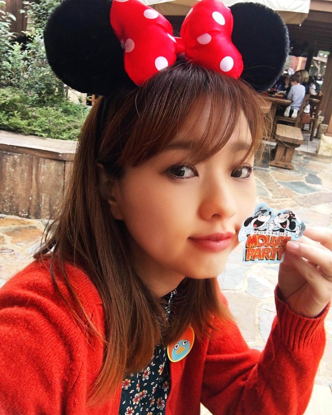 松本さゆきのインスタグラム：「・ 明けましておめでとうございます。 ２０１９年始まりましたね♪ 今朝、初めてインスタライブというものをしてみたんだけどちゃんと声聞こえてたかな🤣？ 素人なりに色々と香港ディズニーを中継したかったんだけどあれからすぐ充電無くなって何もできなかった😅 写真撮るのが精一杯でした。。 お正月というのもあって人は多かったんだけどどの乗り物もそんなに並ばず、 食べ物屋さんもワゴンも全然並ばないし めっちゃ楽しめました♪ オススメはトイストーリーエリアかな💓 チビッコも大人も両方楽しめる感じになってましたよ！ 本当にトイストーリーに出てくるオモチャ達と一緒に遊んでる気になれる素敵なエリアでした♪ 香港へ行くことがあれば是非行ってみてくださいね🇭🇰 チケットもネットで買えるから事前に買っておくとさらにスムーズに入れますよ🤩 園内ではキャストの皆さんがエリアで種類豊富なステッカーを配ってて全部集めたかったけど無理だった。 書きたい事はいっぱいあるんだけれど疲れたので今日のところは寝ます笑 おやすみなさい💤  #香港 #家族旅行 #香港ディズニーランド #2019」