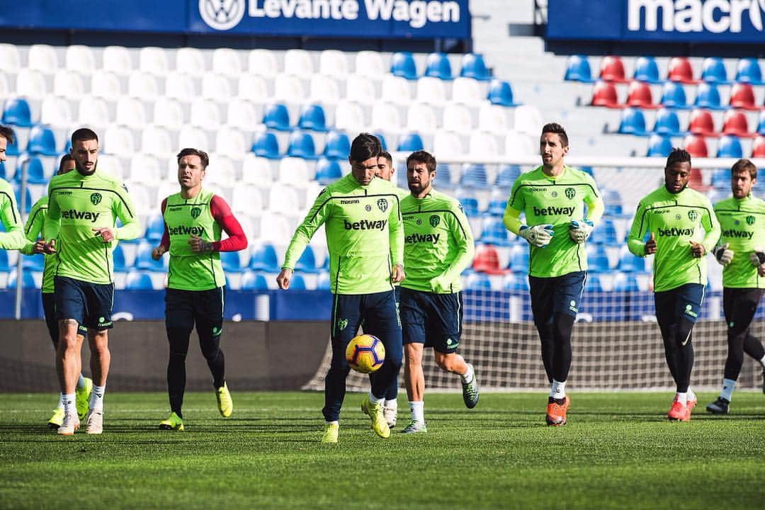 オイエル・オラサバル・パレデスのインスタグラム：「Mañana vuelve @laliga . Todos juntos a por este 2019. #levanteud #ciutatdevalencia #levantegirona」