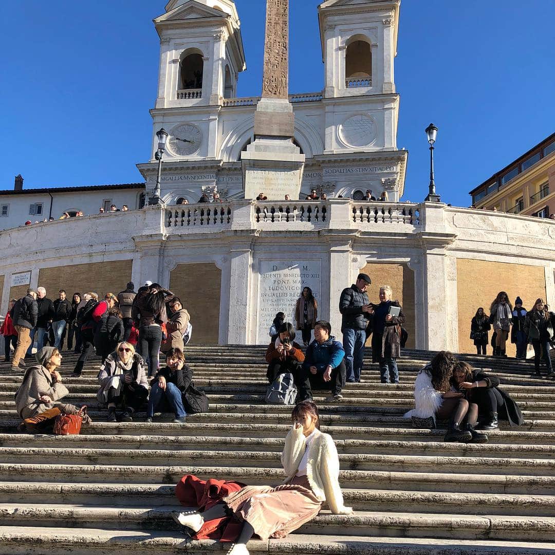 佐野ひなこさんのインスタグラム写真 - (佐野ひなこInstagram)「スペイン広場、ベネチア広場 ローマの観光したよ💕 ダッフルコートの中身。 ほんとはローマの休日ごっこしたかった、、、 #イタリア旅行」1月4日 15時38分 - hinako_sano