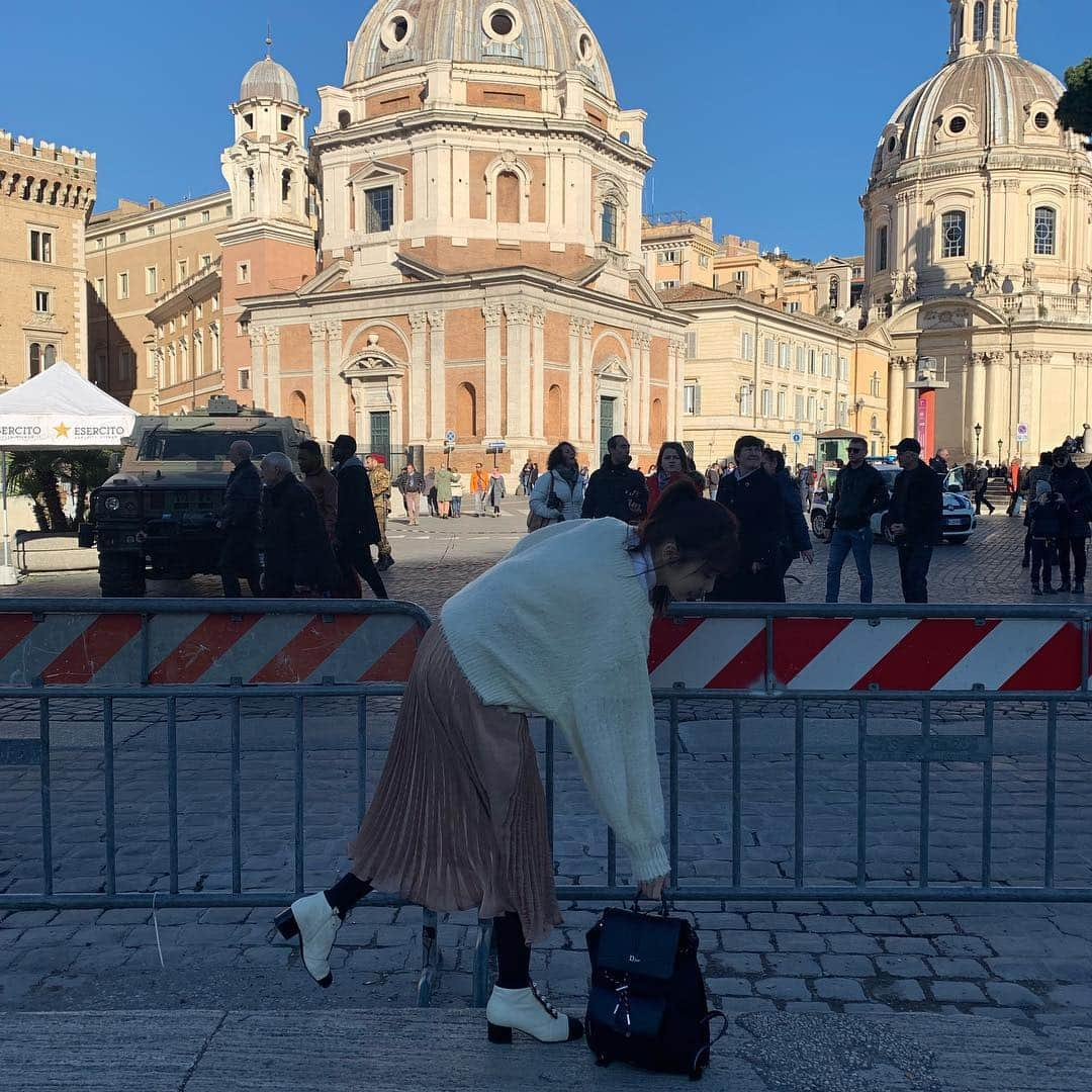 佐野ひなこさんのインスタグラム写真 - (佐野ひなこInstagram)「スペイン広場、ベネチア広場 ローマの観光したよ💕 ダッフルコートの中身。 ほんとはローマの休日ごっこしたかった、、、 #イタリア旅行」1月4日 15時38分 - hinako_sano