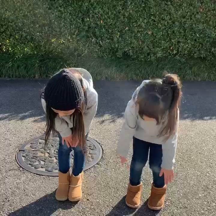 mocchiのインスタグラム：「2019.01.04 遅くなりましたが！  あけましておめでとうございます🎍🐓🎍 今年もよろしくお願い致します🐗 ・ ・ ・ #sns年賀状 ・ ・ 小春の 👧今年も良いことがあるといいですね！ がじわる。 #誰目線 ・ ・ わたしは、 👩あけましておめでとうございますって言って としか指示してません← ・ ・ ・ 私、30日から昨日までインフルエンザで死んでました😇 ・ ・ 年明け、今日が初めての外出。 ・ ・ あぁ、外って素晴らしい ・ ・ インフルの間、2階の隔離部屋で テレビも無い部屋のため 年末年始の番組1つも見てません← ・ ・ ずっとiPadでウシジマくん見てた ・ ドラマのシーズン1～シーズン3 映画の1～Finalまで全部見たよ ・ ・ まじスーパーニート ・ ・ ・ バッチコイ！厄年！ バッチコイ！後厄！！ ・ ・ ・ こんな親子ですが、今年もよろしくお願いします。 ・ ・ ・ 👧 tops.... #gu#gumania#guキッズ pants....#branshes#ブランシェス @branshes  shoes... 忘れた  #新年の挨拶#厄年#後厄#インフルエンザ#ウシジマくん #姉妹#女の子#キッズコーデ#キッズファッション#公園コーデ#カジュアル#カジュアルコーデ」