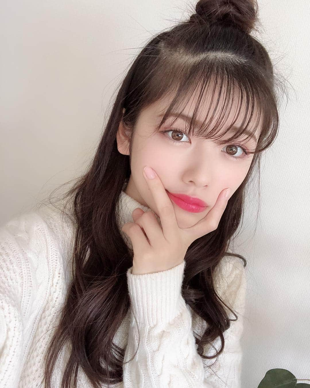 小芝風花さんのインスタグラム写真 - (小芝風花Instagram)「皆さんにお知らせです📢 テレビ朝日 毎週金曜25:20〜 「オスカル！はなきんリサーチ」で、岡田結実ちゃん、籠谷さくらちゃんと共に、新MCを務めさせて頂く事になりました😊 やっと情報解禁✨ 取材などで「女優以外でも頑張っていきたい、いかなきゃいけない」と今年の抱負を話していたのは、この事でした(｡・・｡) 慣れない事だらけで、周りの方にご迷惑をおかけする事ばかりかもしれませんが、私なりに頑張って！楽しんで！MCを務められたらなと思います✨ どうか暖かく見守ってください😚 初回は1月11日からです♪ ぜひご覧下さい😚 #オスカルはなきんリサーチ  #岡田結実 ちゃん #籠谷さくら ちゃん #これからよろしくね🙇‍♂️」1月4日 7時19分 - fuka_koshiba_official