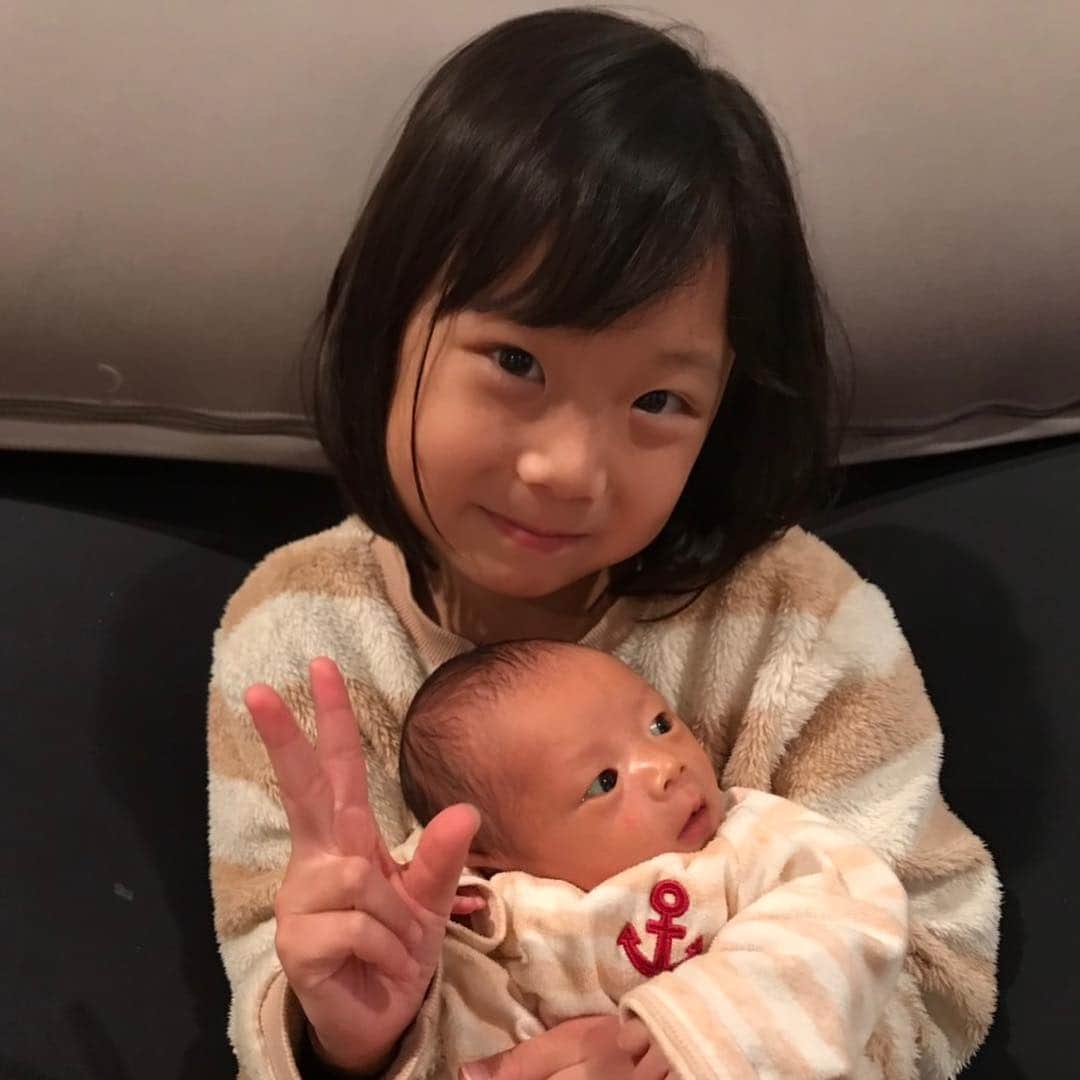 エハラマサヒロさんのインスタグラム写真 - (エハラマサヒロInstagram)「順調に成長してるウタ君。  #兄弟の中で飛び抜けて大人しくてカッコいい #小姑が多くてカッコいい #エハラ4姉弟」1月4日 7時28分 - eharamasahiro