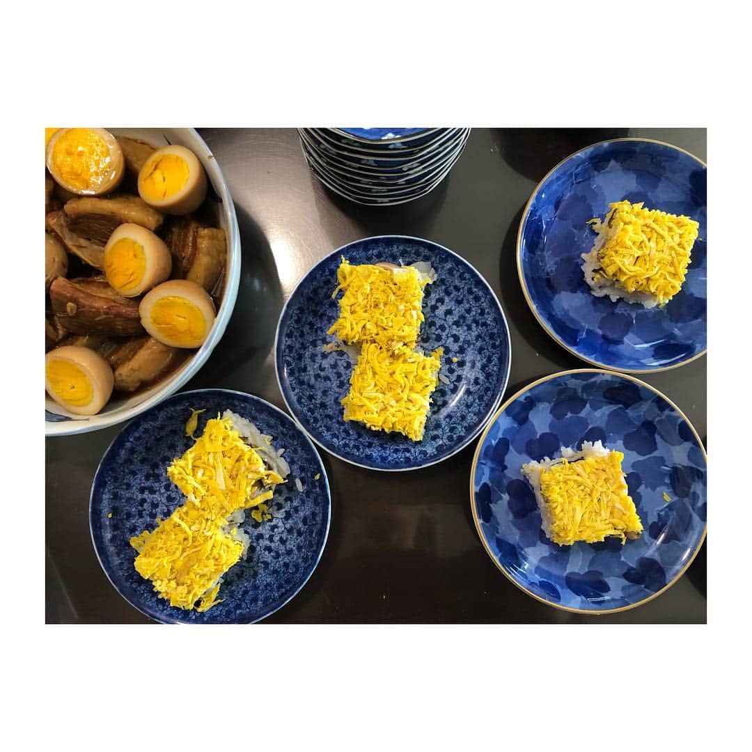 高垣麗子さんのインスタグラム写真 - (高垣麗子Instagram)「・ 毎年恒例の大村寿司。 今年もみんなで 美味しくいただきました！ ・ #長崎 #大村寿司」1月4日 7時56分 - reikotakagaki