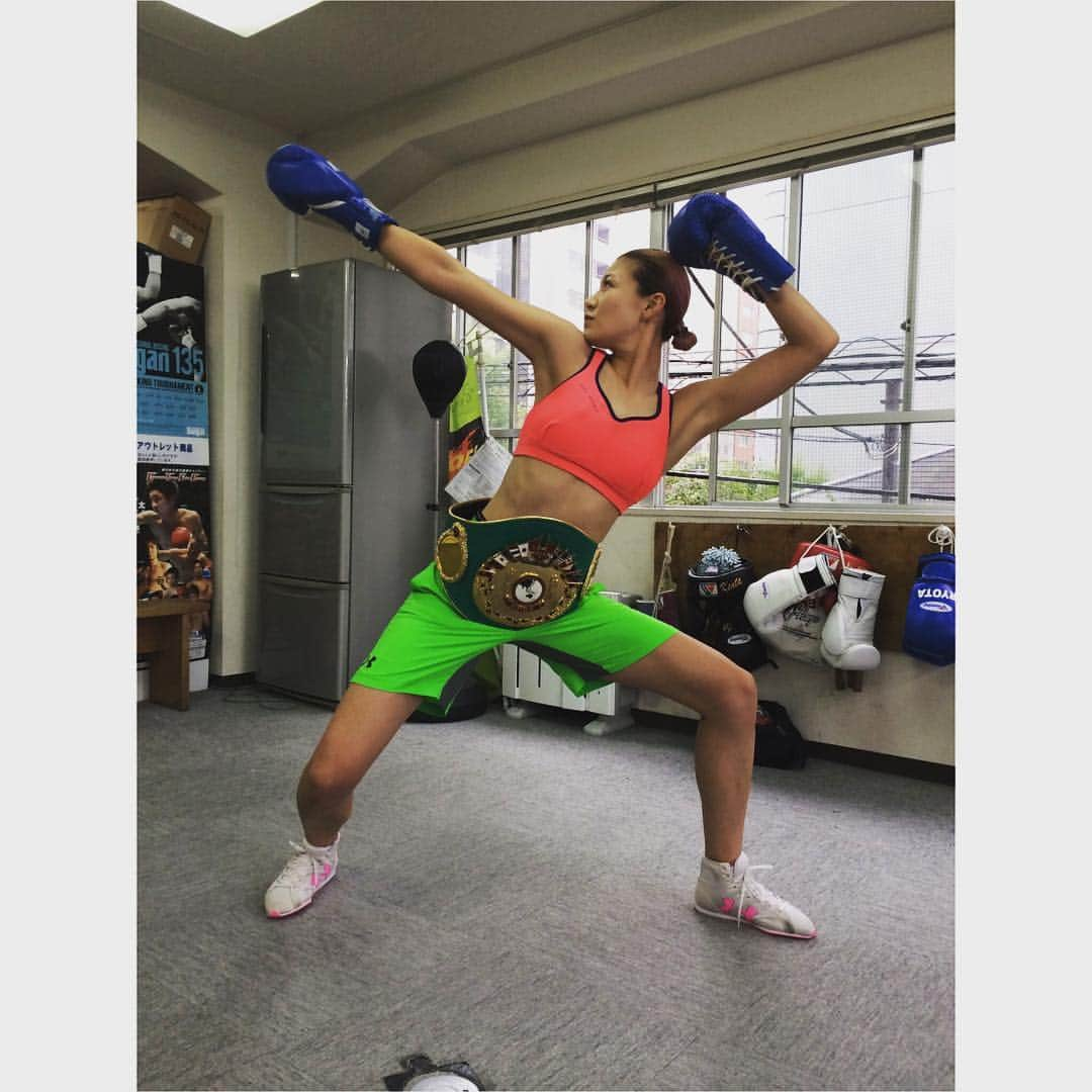 高野人母美さんのインスタグラム写真 - (高野人母美Instagram)「懐かしき想い出facebookに🤪🤪🤪 Oriental and Pacific Boxing Federation, OPBF champion super bantam weight 122lb Tomomi Takano #tbt #yum #box #boxing #training #gym #champion #champagne #la #ky #ny #nyc #nycfood #united #usa #japan #japanesegirl #asia #beauty #asiansexy #asianbeauty #food #eat #sweet #boxen #airport #trip #trippieredd  #usa #usaf #2019」1月4日 8時40分 - tomomitakano7