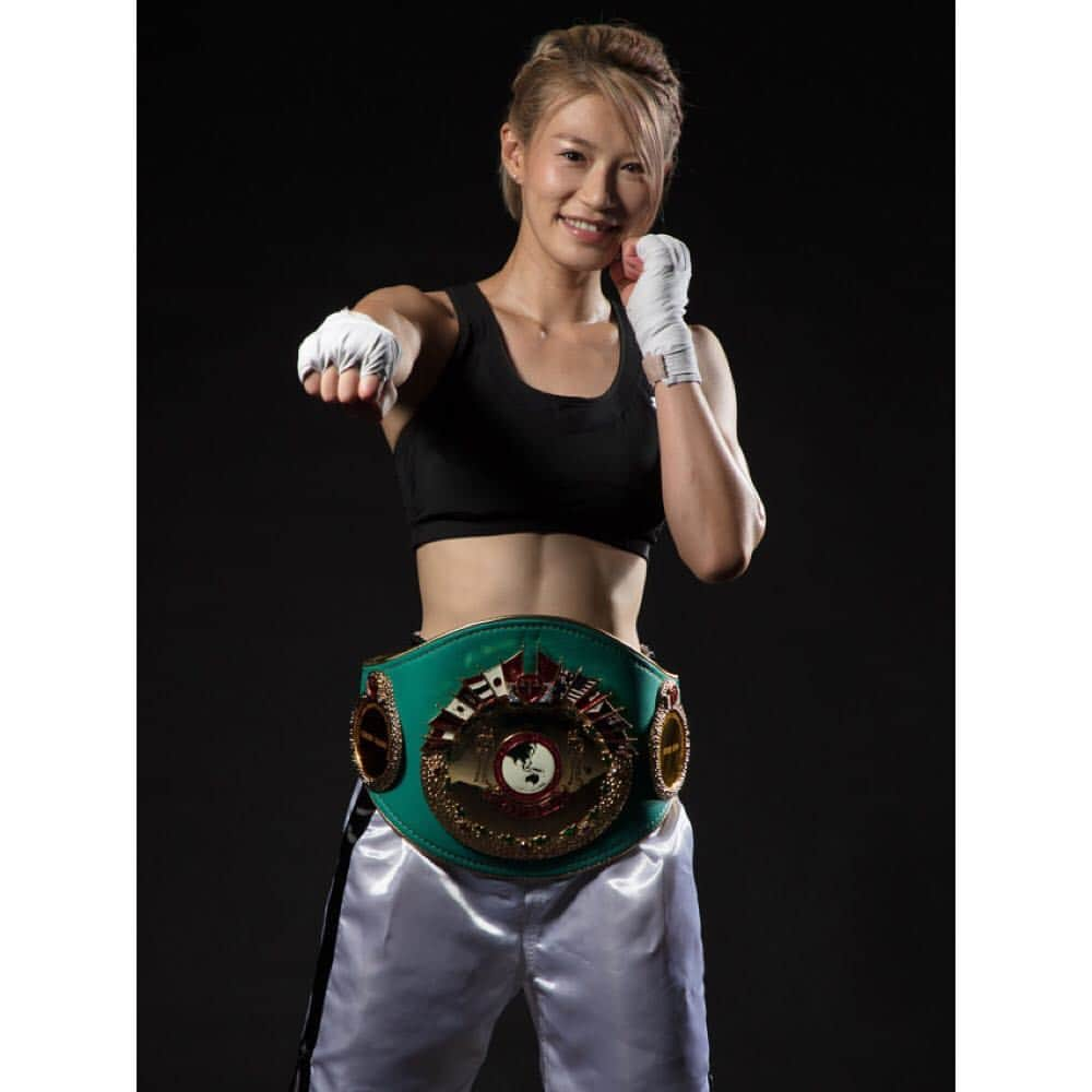 高野人母美のインスタグラム：「懐かしき想い出facebookに🤪🤪🤪 Oriental and Pacific Boxing Federation, OPBF champion super bantam weight 122lb Tomomi Takano #tbt #yum #box #boxing #training #gym #champion #champagne #la #ky #ny #nyc #nycfood #united #usa #japan #japanesegirl #asia #beauty #asiansexy #asianbeauty #food #eat #sweet #boxen #airport #trip #trippieredd  #usa #usaf #2019」