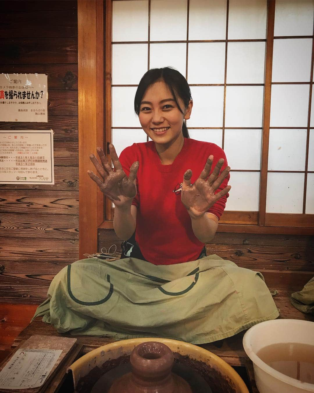 工藤綾乃さんのインスタグラム写真 - (工藤綾乃Instagram)「新年初遊びは大好きな友達と陶芸をしに行きました 自分で作ったマグカップがおうちに届くの楽しみ👍 #陶芸#0103#霧島」1月4日 9時19分 - ayano_kudo_official