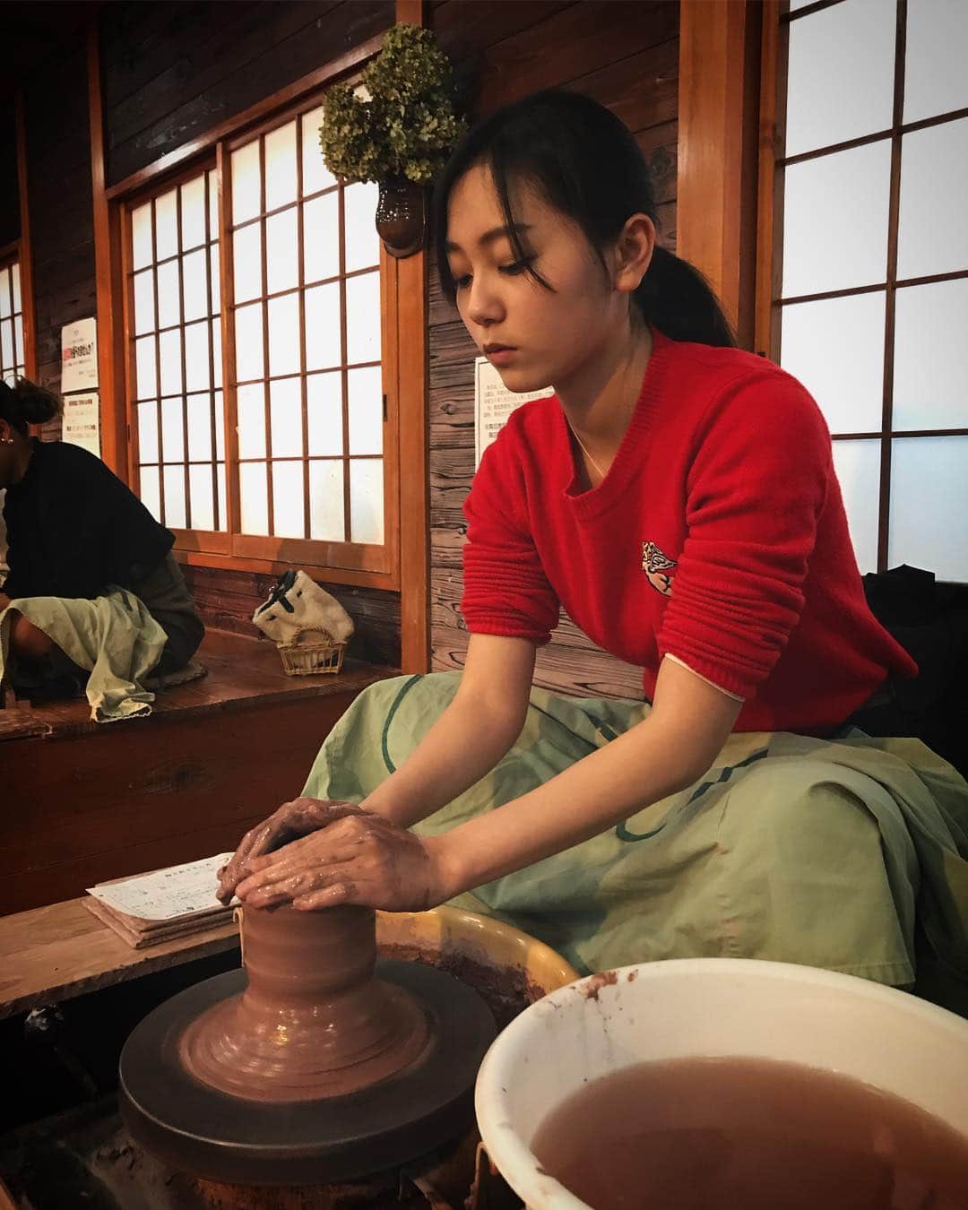 工藤綾乃のインスタグラム：「新年初遊びは大好きな友達と陶芸をしに行きました 自分で作ったマグカップがおうちに届くの楽しみ👍 #陶芸#0103#霧島」