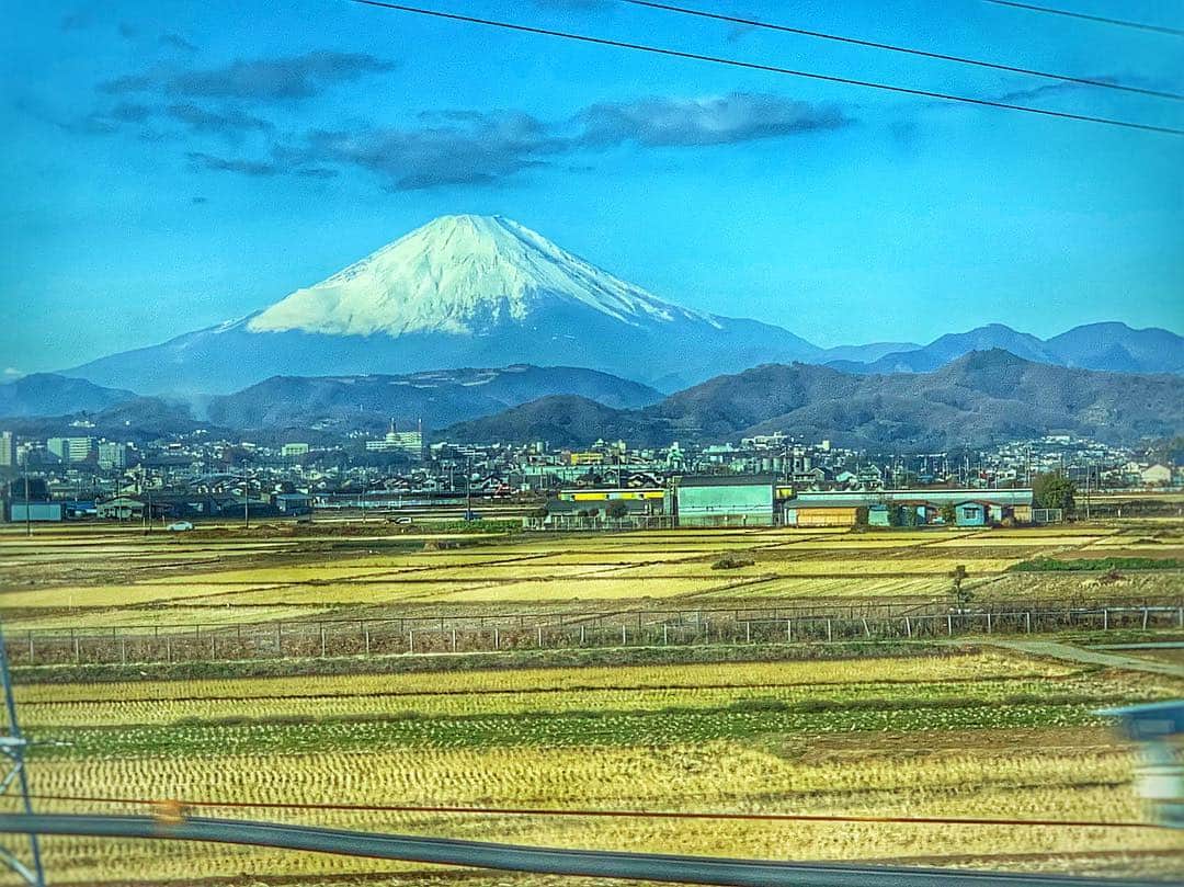 水野由紀のインスタグラム：「‪明けましておめでとうございます。‬ ‪本年も宜しくお願いいたします。‬ ‪仕事はじめで兵庫に向かっています。‬ ‪富士山がとても綺麗に見えて、とても縁起良い😊‬ ‪良い一年にします！‬ #2019 #富士山 #平成 #新幹線 #仕事始め  #happynewyear #concert」