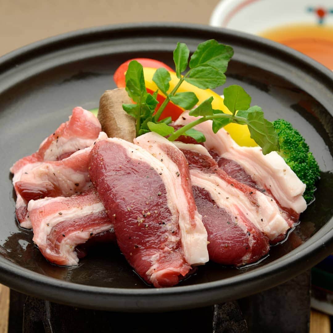 のインスタグラム：「2019年の干支 イノシシ（ロース＆バラ肉）の陶板焼き  ジューシーで旨味十分のロース、噛み応えのあるバラ肉、そして野趣に富んだ脂身の美味しさは格別です！！！」