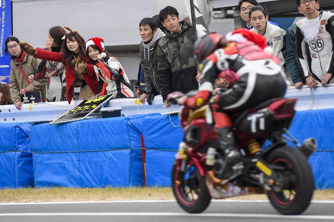 平嶋夏海さんのインスタグラム写真 - (平嶋夏海Instagram)「2018年の榛名でのレン耐の写真まとめです🏍💓 ※webオートバイさん @web_autoby から拝借（許可済） ①②クリスマスにちなんだコスプレをしているとプラス5周だったのでヘルメットに帽子をくっつけちゃいました🎅 ③走行前に注意事項などの説明をしっかり聞きます。メディア組として挨拶もさせていただきました。 ④スタートはルマン式だったので、私はエンジンかけてバイク支えてさおりちゃんのサポート❣️ ⑤走ってない時は応援もかかせません！私もメンバーが応援してくれてると嬉しいから絶対にします📣 ⑥ブリヂストンさんがもつ煮を配っていたので頂いちゃいました💓美味しかったです🤤 ⑦最後の走行に出発！ ⑧コーナリングで接戦の中フロントブレーキを強くかけすぎてしまい転けてしまいピットイン…。女性ライダーの目印であるピンクのビブスが破けてしまいました。なにを考えている表情なのだろうか。 ⑨さおりちゃんにバトンタッチして無事にteamオートバイ女子部チェッカーを振られることができました🥳 ⑩今回は私と大関さおりちゃんの2人で4時間走りました！葉月美優ちゃんもサポートしてくれました！ 🏍 来年もレン耐出るぞ！転けないぞ！😫 #バイク女子 #オートバイ女子部 #平嶋二輪 #レン耐 #グロム #grom #dainese #ダイネーゼ #agv」1月4日 15時40分 - natsuminsta528