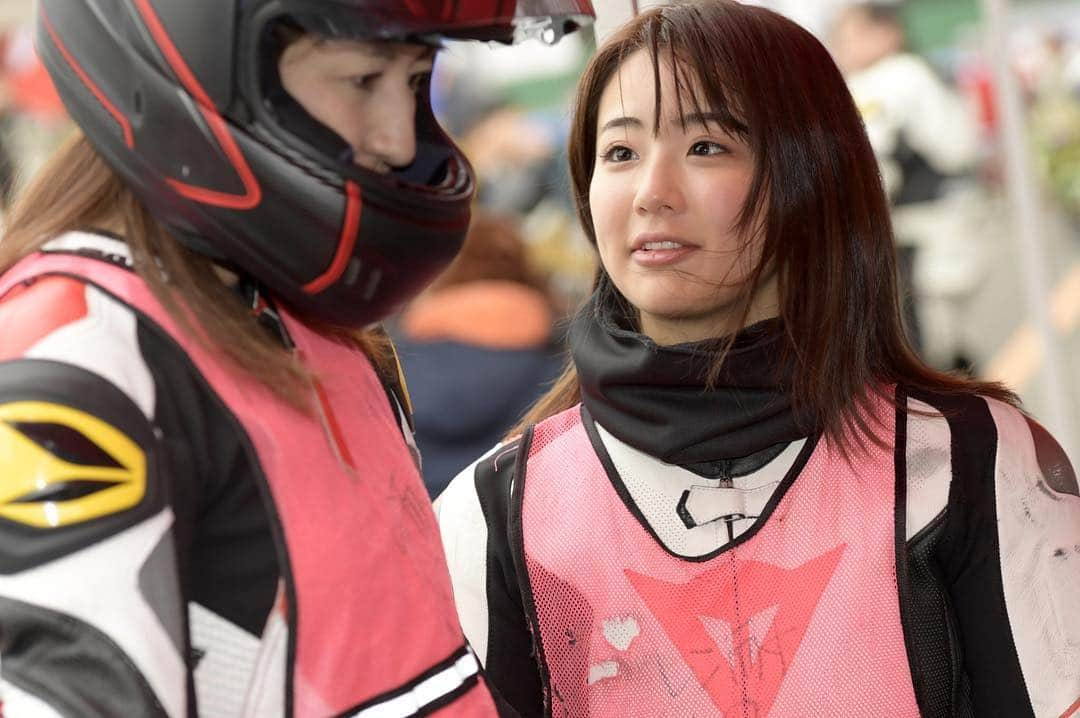 平嶋夏海さんのインスタグラム写真 - (平嶋夏海Instagram)「2018年の榛名でのレン耐の写真まとめです🏍💓 ※webオートバイさん @web_autoby から拝借（許可済） ①②クリスマスにちなんだコスプレをしているとプラス5周だったのでヘルメットに帽子をくっつけちゃいました🎅 ③走行前に注意事項などの説明をしっかり聞きます。メディア組として挨拶もさせていただきました。 ④スタートはルマン式だったので、私はエンジンかけてバイク支えてさおりちゃんのサポート❣️ ⑤走ってない時は応援もかかせません！私もメンバーが応援してくれてると嬉しいから絶対にします📣 ⑥ブリヂストンさんがもつ煮を配っていたので頂いちゃいました💓美味しかったです🤤 ⑦最後の走行に出発！ ⑧コーナリングで接戦の中フロントブレーキを強くかけすぎてしまい転けてしまいピットイン…。女性ライダーの目印であるピンクのビブスが破けてしまいました。なにを考えている表情なのだろうか。 ⑨さおりちゃんにバトンタッチして無事にteamオートバイ女子部チェッカーを振られることができました🥳 ⑩今回は私と大関さおりちゃんの2人で4時間走りました！葉月美優ちゃんもサポートしてくれました！ 🏍 来年もレン耐出るぞ！転けないぞ！😫 #バイク女子 #オートバイ女子部 #平嶋二輪 #レン耐 #グロム #grom #dainese #ダイネーゼ #agv」1月4日 15時40分 - natsuminsta528