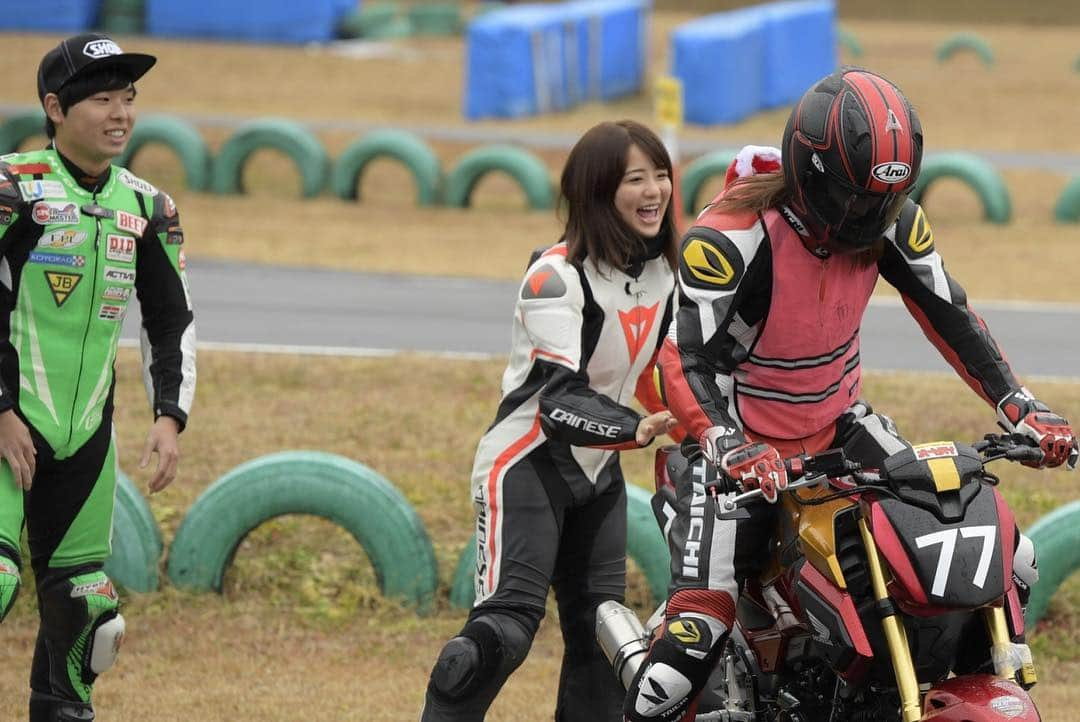 平嶋夏海さんのインスタグラム写真 - (平嶋夏海Instagram)「2018年の榛名でのレン耐の写真まとめです🏍💓 ※webオートバイさん @web_autoby から拝借（許可済） ①②クリスマスにちなんだコスプレをしているとプラス5周だったのでヘルメットに帽子をくっつけちゃいました🎅 ③走行前に注意事項などの説明をしっかり聞きます。メディア組として挨拶もさせていただきました。 ④スタートはルマン式だったので、私はエンジンかけてバイク支えてさおりちゃんのサポート❣️ ⑤走ってない時は応援もかかせません！私もメンバーが応援してくれてると嬉しいから絶対にします📣 ⑥ブリヂストンさんがもつ煮を配っていたので頂いちゃいました💓美味しかったです🤤 ⑦最後の走行に出発！ ⑧コーナリングで接戦の中フロントブレーキを強くかけすぎてしまい転けてしまいピットイン…。女性ライダーの目印であるピンクのビブスが破けてしまいました。なにを考えている表情なのだろうか。 ⑨さおりちゃんにバトンタッチして無事にteamオートバイ女子部チェッカーを振られることができました🥳 ⑩今回は私と大関さおりちゃんの2人で4時間走りました！葉月美優ちゃんもサポートしてくれました！ 🏍 来年もレン耐出るぞ！転けないぞ！😫 #バイク女子 #オートバイ女子部 #平嶋二輪 #レン耐 #グロム #grom #dainese #ダイネーゼ #agv」1月4日 15時40分 - natsuminsta528